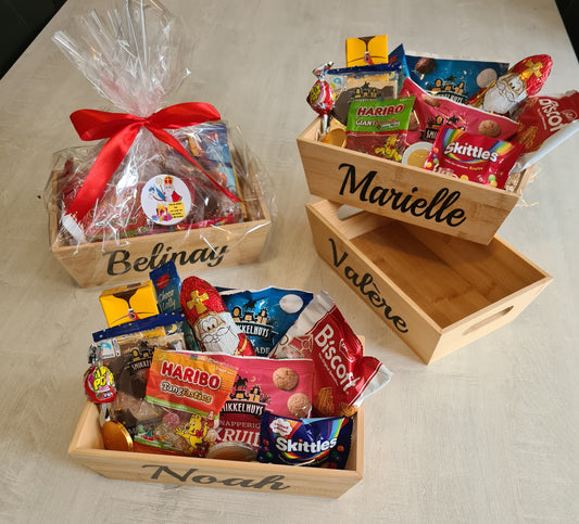 Gepersonaliseerd Bamboe bakje gevuld met Sinterklaas snoepgoed