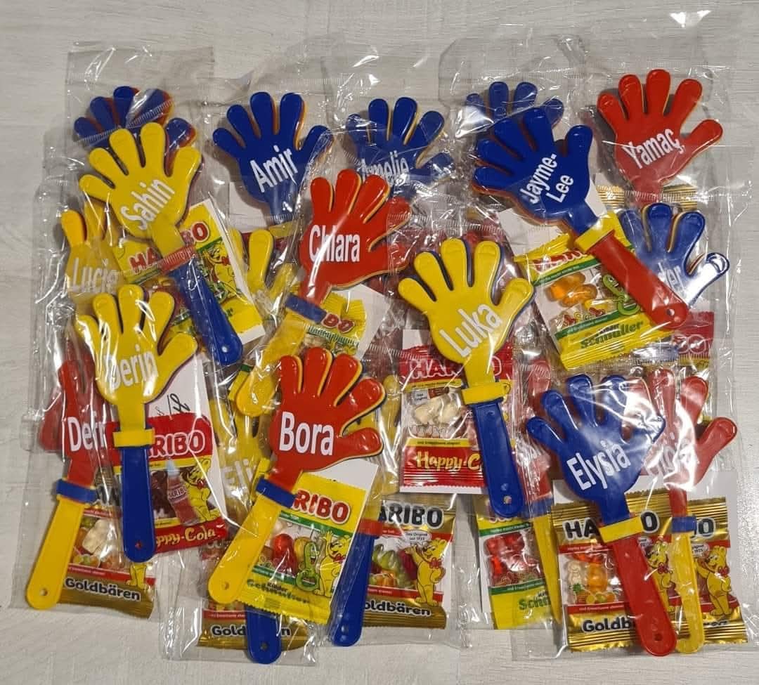 (only via Facebook) Clapping hands with a bag of candy